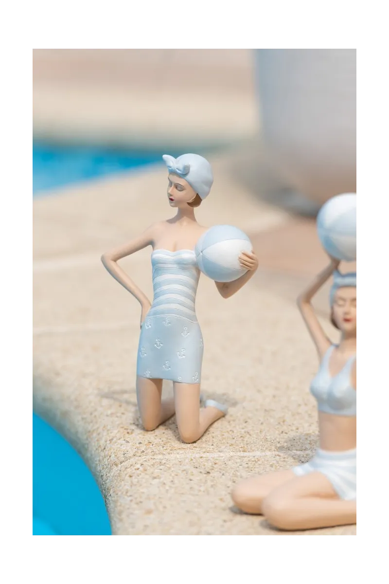 Figura de mujer en bañador con balón de playa 4