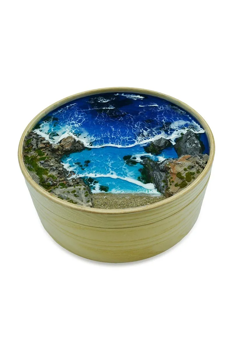 Caja redonda decorada a mano con una replica de Cala Fría (Cabo de Palos)