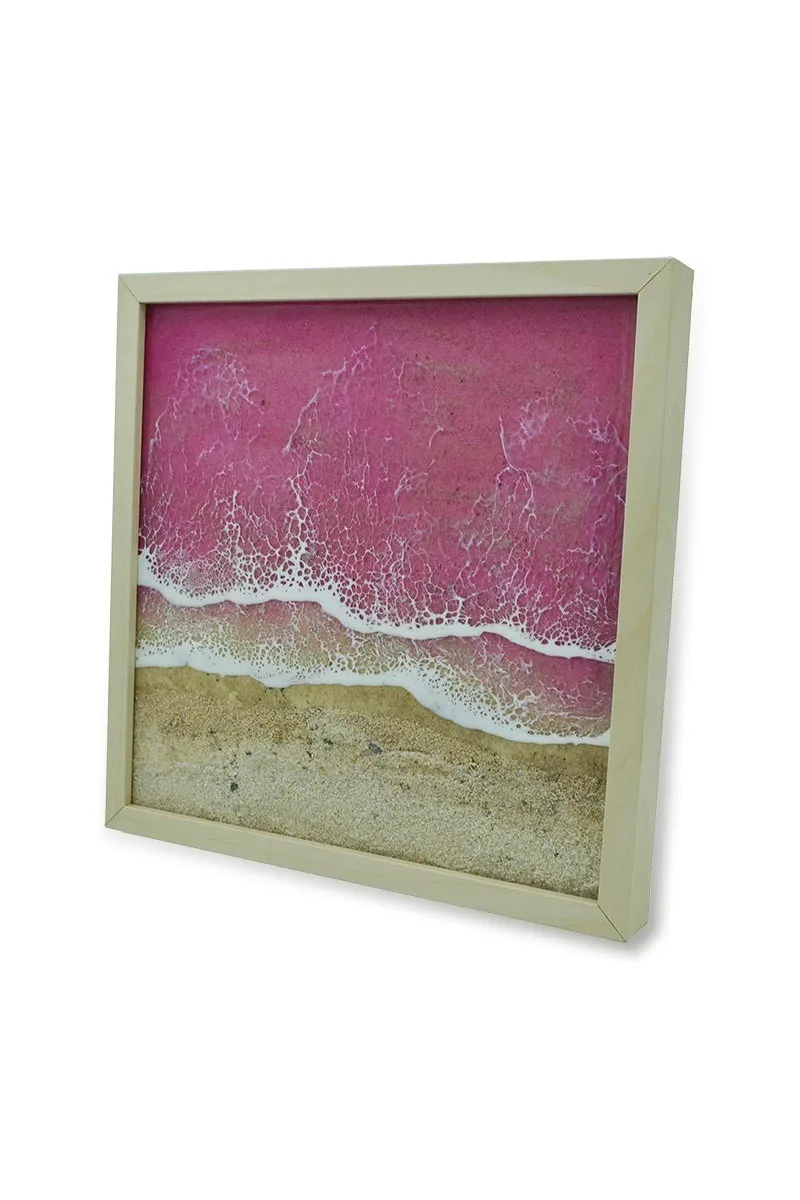 Cuadro hecho a mano de aguas rosas de resina epoxi y arena tropical de 25x25cm