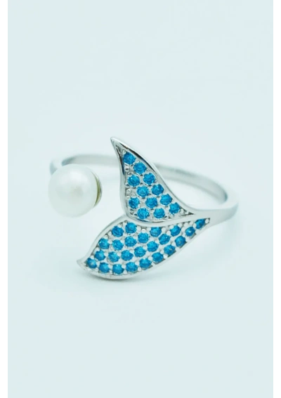 Anillo de plata con cola de ballena, circonitas azules y perla