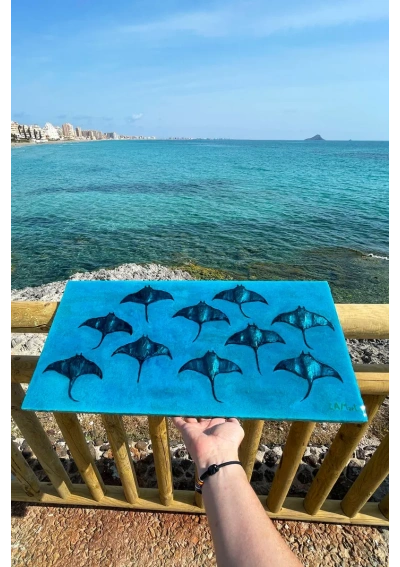 Cuadro "Danza de mantarrayas" hecho a mano con resina epoxi.