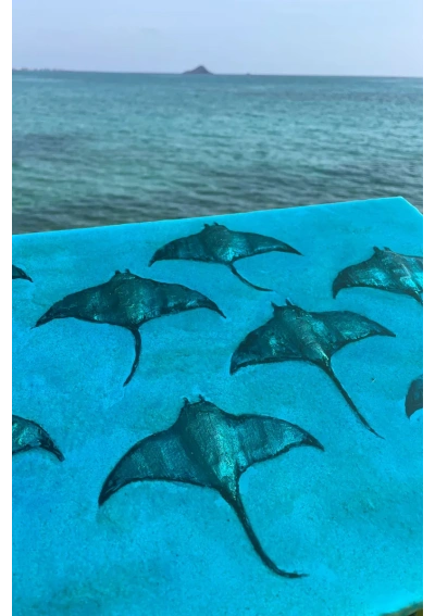 Cuadro "Danza de mantarrayas" hecho a mano con resina epoxi 2