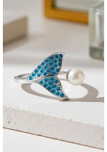 Anillo de plata con cola de ballena, circonitas azules y perla 2